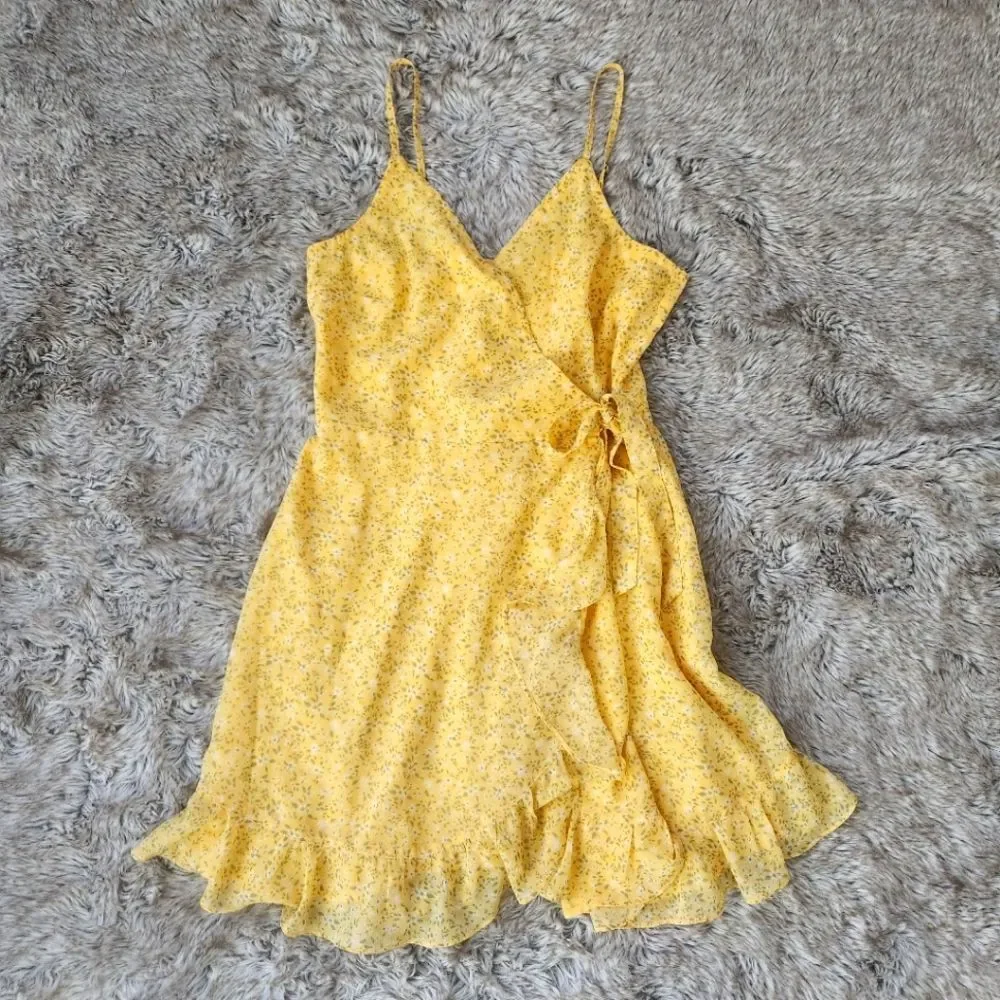Hollister Spaghetti Strap Wrap Dress Yellow Floral‎ Size Small